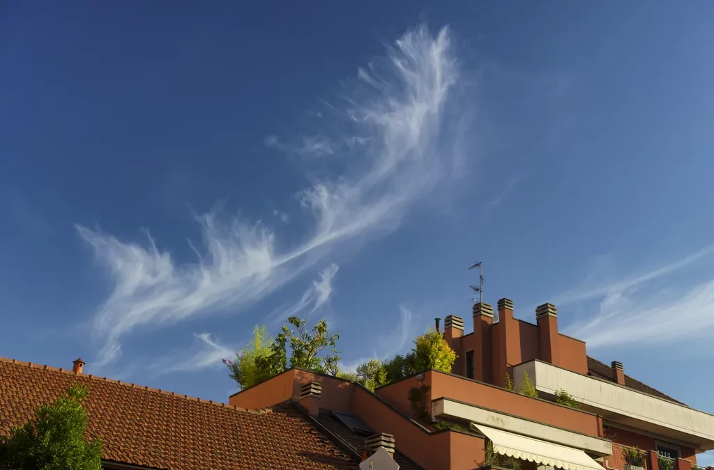 Climat du lac Léman : comment protéger sa toiture du vent, de la bise et de l’humidité ?