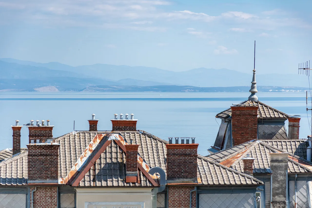 Équipe de couvreurs en intervention sur toiture à Genève