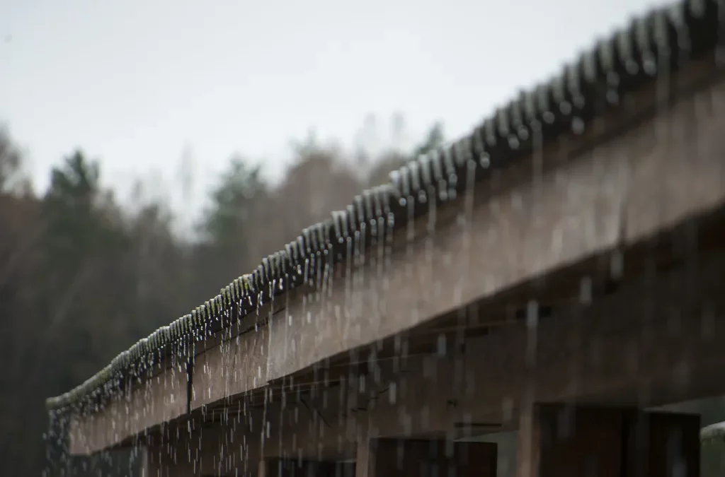 Gouttières & eaux pluviales autour du lac : comment bien dimensionner ?